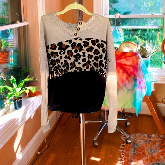 Tops - cheetah henley 🌊